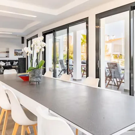 Sophie Alt Standing, Frente Al Club Nautico Βίλα