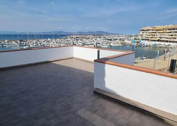 Sophie Alt Standing, Frente Al Club Nautico *