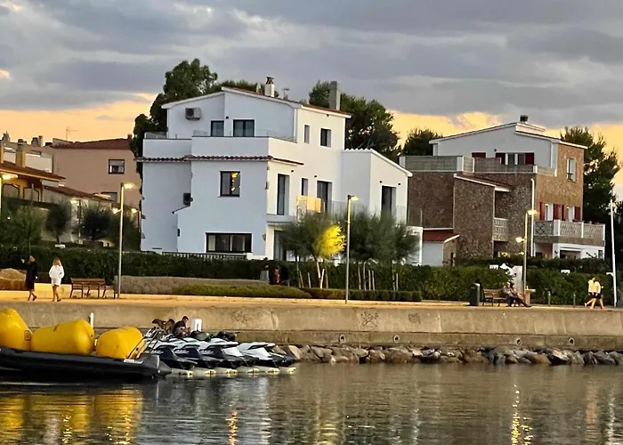Sophie Alt Standing, Frente Al Club Nautico Girona