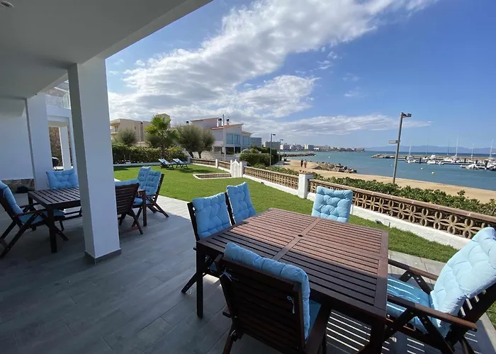 Sophie Alt Standing, Frente Al Club Nautico *