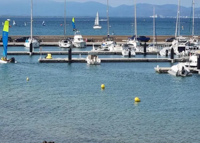 Sophie Alt Standing, Frente Al Club Nautico Girona