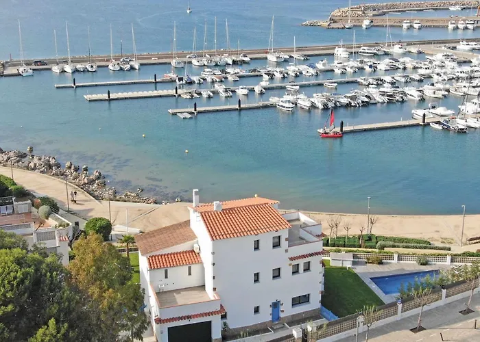 Sophie Alt Standing, Frente Al Club Nautico