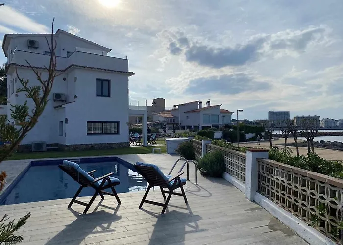 Sophie Alt Standing, Frente Al Club Nautico Villa Girona