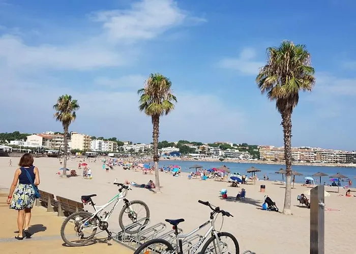 Sophie Alt Standing, Frente Al Club Nautico Βίλα Χιρόνα