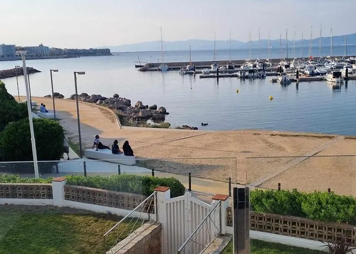 Sophie Alt Standing, Frente Al Club Nautico *