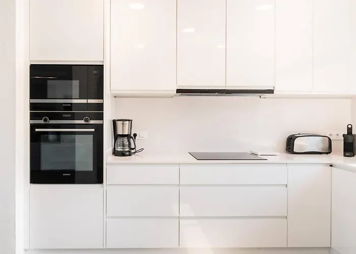 Sophie Alt Standing, Frente Al Club Nautico Βίλα Χιρόνα