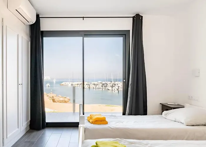 Sophie Alt Standing, Frente Al Club Nautico Girona