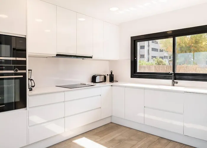 Sophie Alt Standing, Frente Al Club Nautico * Girona