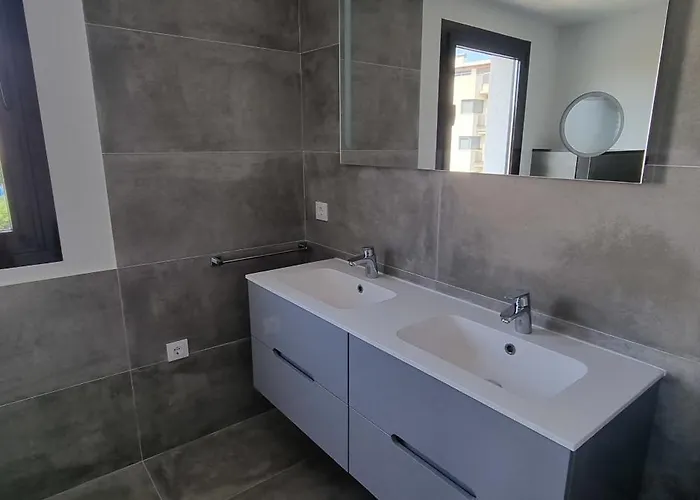 Sophie Alt Standing, Frente Al Club Nautico