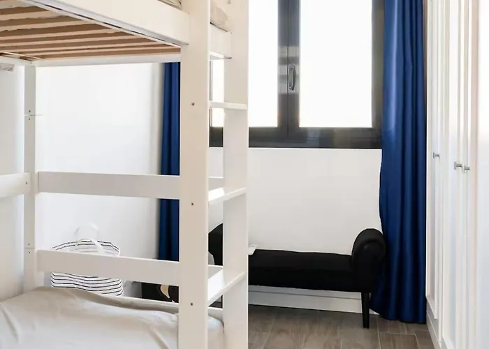 Sophie Alt Standing, Frente Al Club Nautico *