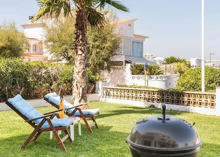 Sophie Alt Standing, Frente Al Club Nautico Villa Girona