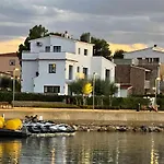 Sophie. Alt Standing, Frente Al Club Nautico Gerona