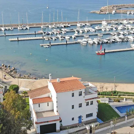 Sophie Alt Standing, Frente Al Club Nautico