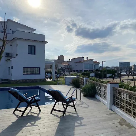 Sophie Alt Standing Frente Al Club Nautico Villa Gerona