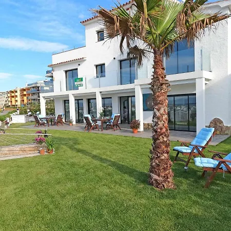 Sophie Alt Standing, Frente Al Club Nautico Villa