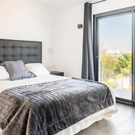 Vila Sophie Alt Standing, Frente Al Club Nautico Girona