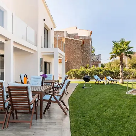 Sophie Alt Standing, Frente Al Club Nautico Villa *