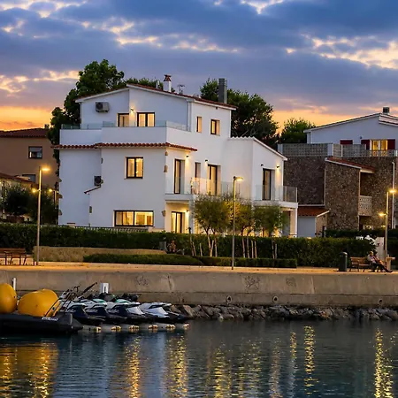 Vila Sophie Alt Standing, Frente Al Club Nautico Girona