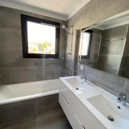 Vila Sophie Alt Standing, Frente Al Club Nautico Girona