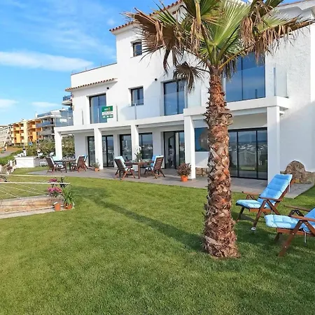 Sophie Alt Standing, Frente Al Club Nautico Girona