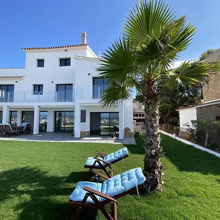 Sophie Alt Standing, Frente Al Club Nautico * Girona