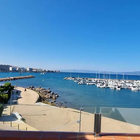 Sophie Alt Standing, Frente Al Club Nautico Vila