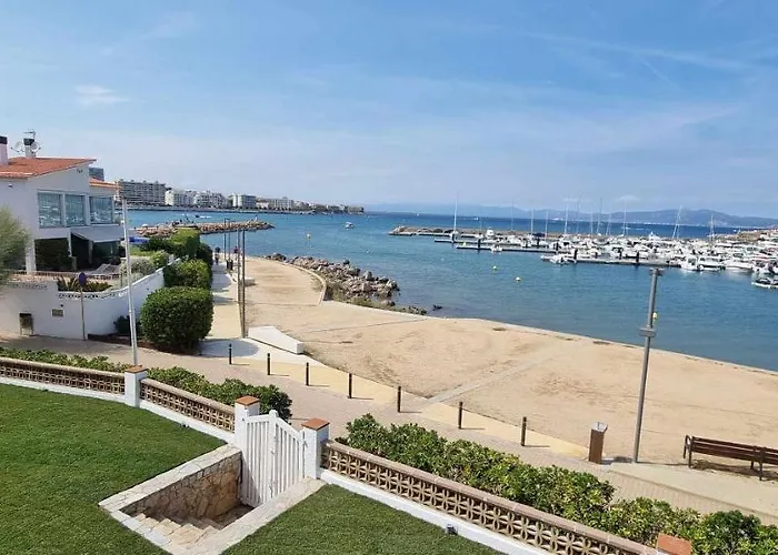 Sophie Alt Standing, Frente Al Club Nautico *