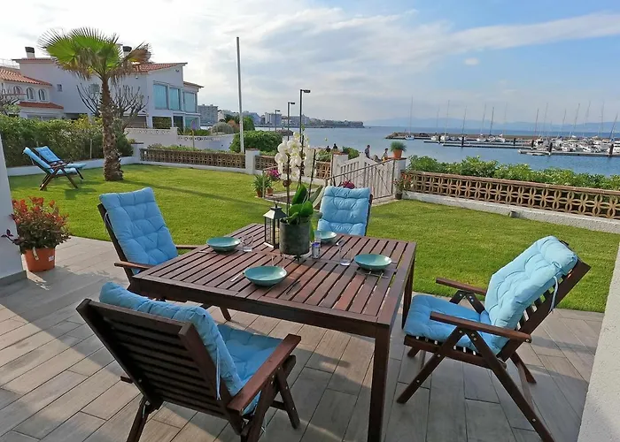 Sophie Alt Standing, Frente Al Club Nautico Girona