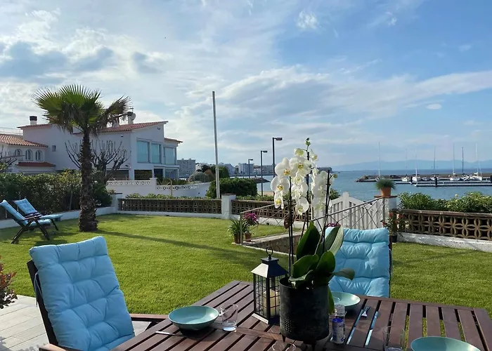 Sophie Alt Standing, Frente Al Club Nautico