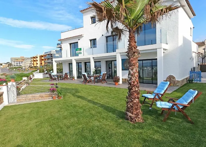 Sophie Alt Standing, Frente Al Club Nautico Villa