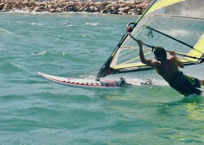 Sophie Alt Standing, Frente Al Club Nautico Villa Girona