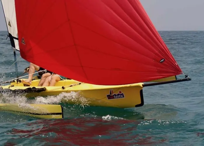 Sophie Alt Standing, Frente Al Club Nautico Villa