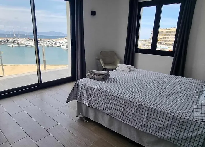 Sophie Alt Standing, Frente Al Club Nautico *