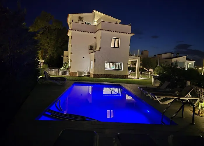 Sophie Alt Standing, Frente Al Club Nautico * Girona