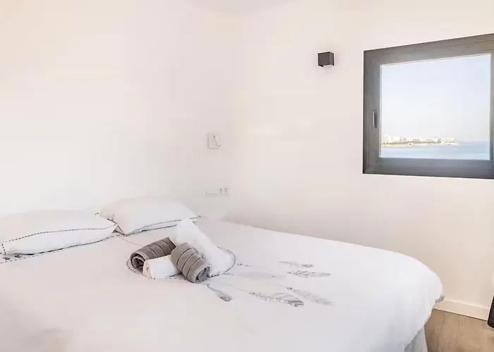 Sophie Alt Standing, Frente Al Club Nautico *