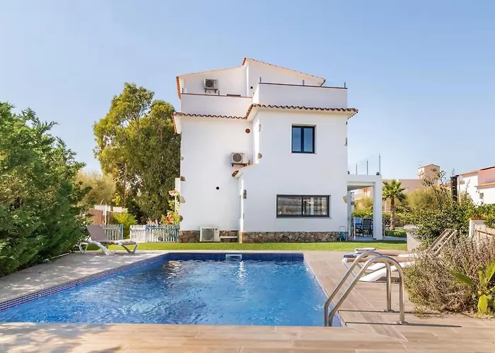 Sophie Alt Standing, Frente Al Club Nautico *