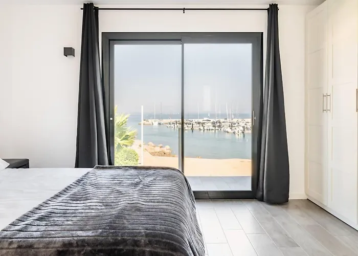 Sophie Alt Standing, Frente Al Club Nautico Villa