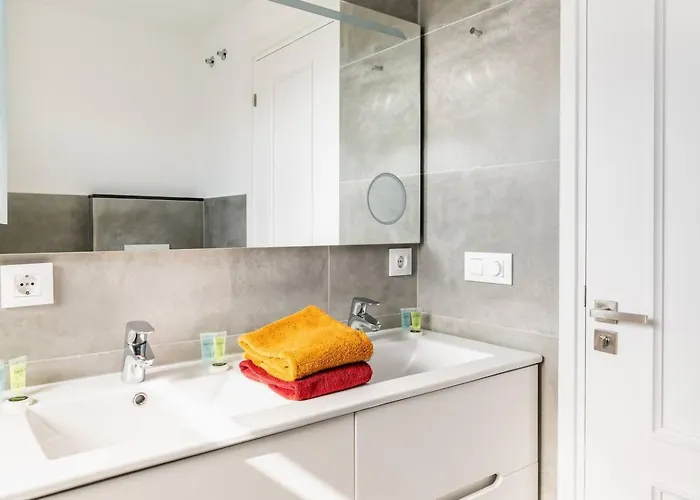 Sophie Alt Standing, Frente Al Club Nautico Villa *