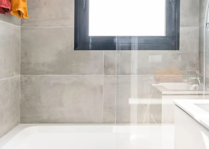 Sophie Alt Standing, Frente Al Club Nautico Girona