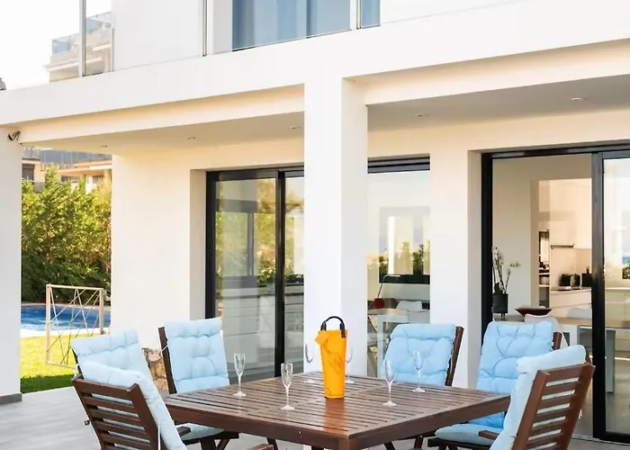 Sophie Alt Standing, Frente Al Club Nautico * Girona