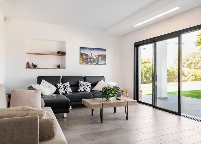 Sophie Alt Standing, Frente Al Club Nautico