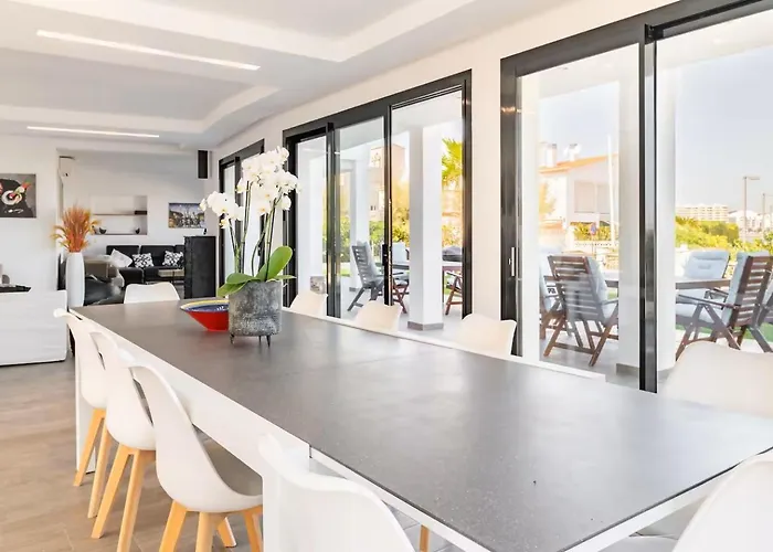 Sophie Alt Standing, Frente Al Club Nautico Villa