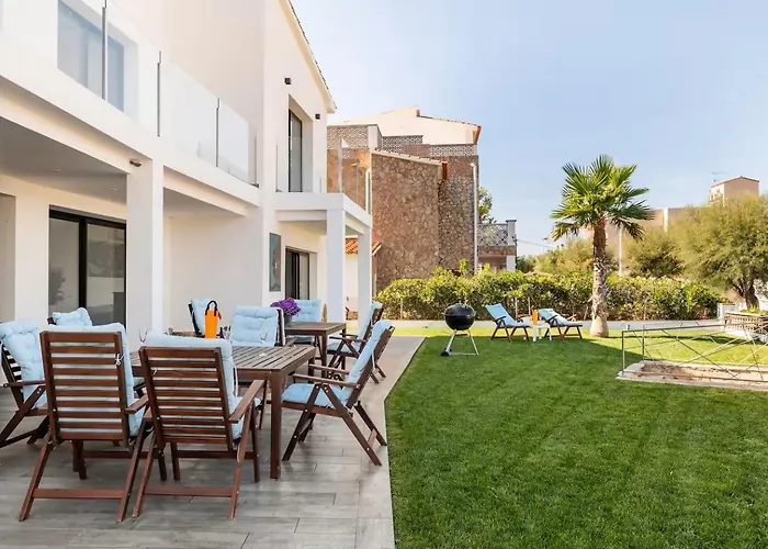 Sophie Alt Standing, Frente Al Club Nautico Villa *