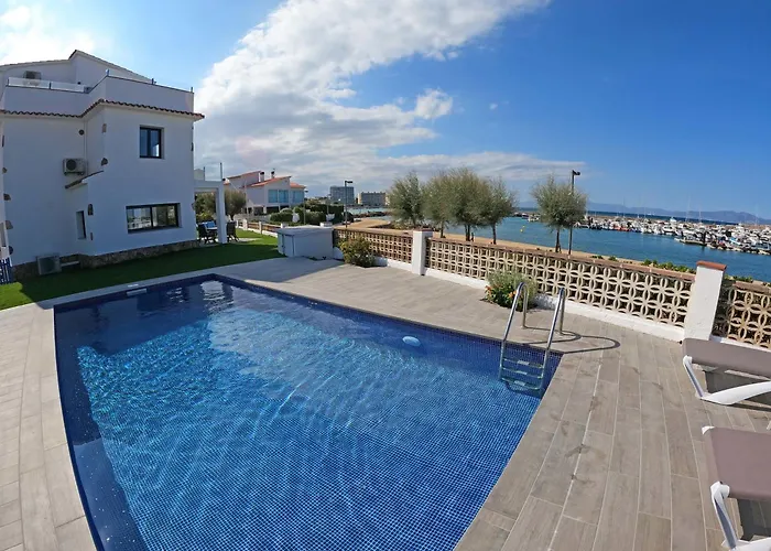 Sophie Alt Standing, Frente Al Club Nautico Villa *