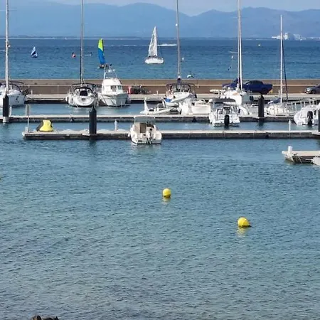 Sophie Alt Standing Frente Al Club Nautico Girona